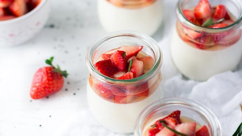 Griekse yoghurt bowl met walnoten, aardbeien en chiazaad