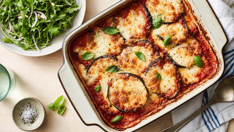 Aubergine parmigiana met groene salade