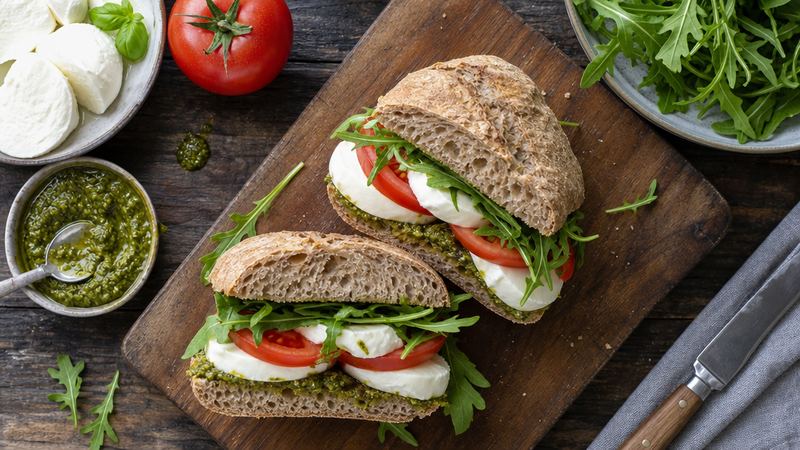 Caprese-panini met mozzarella, tomaat en pesto