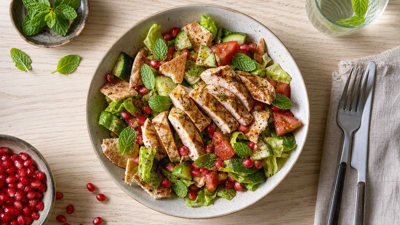 Fattoush-salade met kip, sumak en granaatappel