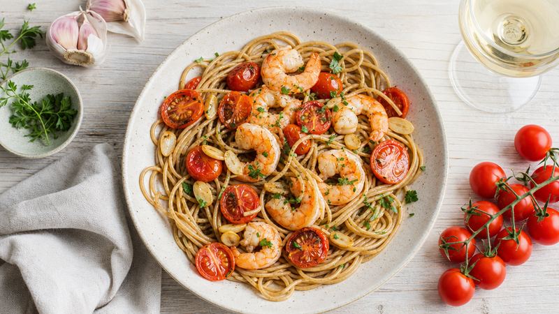 Spaghetti met garnalen, knoflook en witte wijn