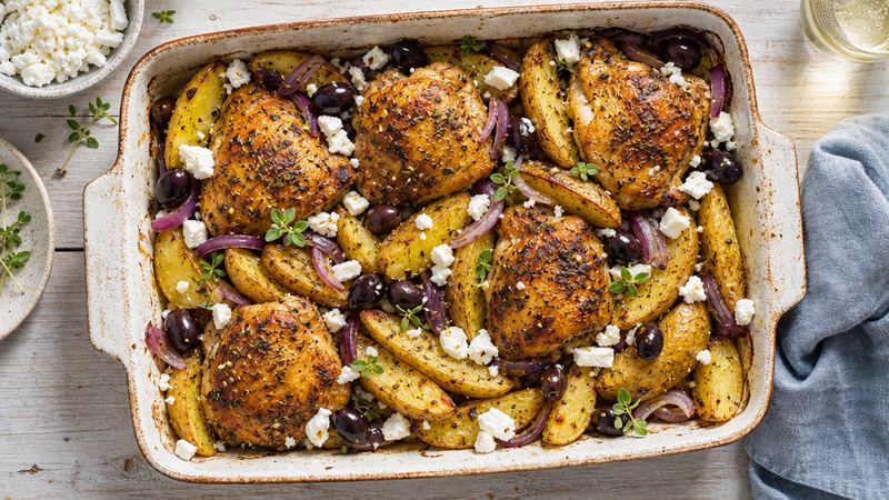 Griekse kip-ovenschotel met aardappel, olijven en feta