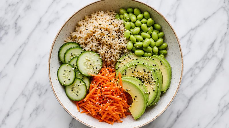 Japanse edamame-bowl met rijst, avocado en sojadressing