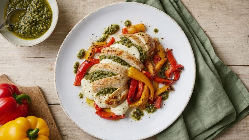 Kipfilet met pesto, mozzarella en geroosterde paprika