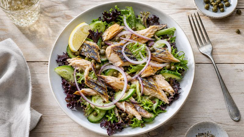 Makreelsalade met rode ui, kappertjes en citroen