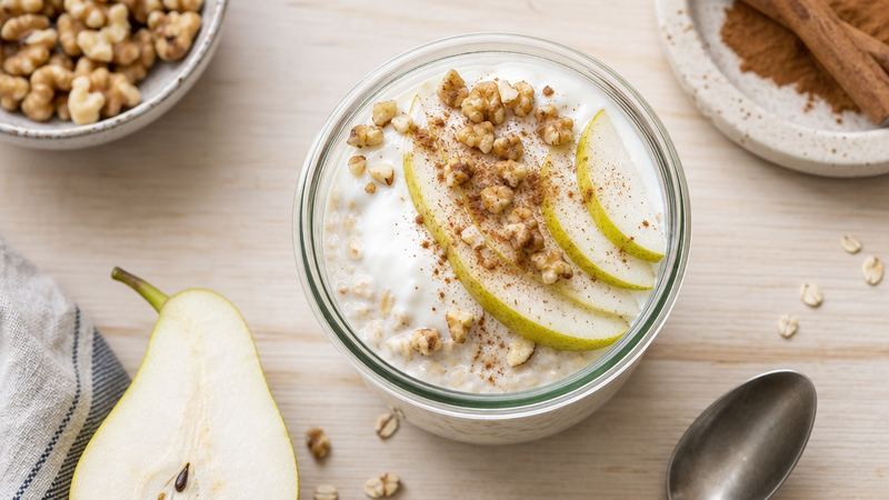 Overnight oats met Griekse yoghurt, peer en walnoten