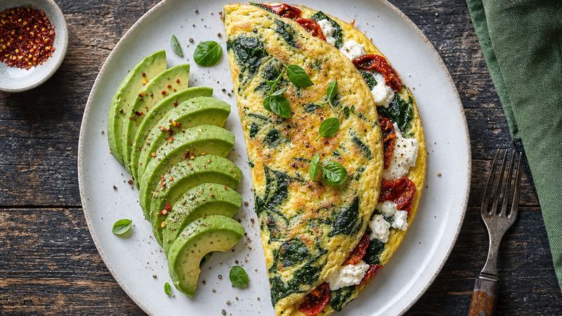 Spinazie-omelet met geitenkaas en avocado