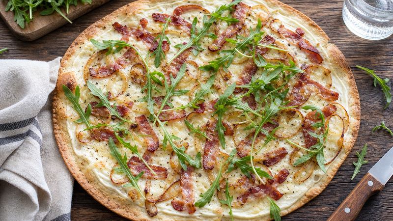 Flammkuchen met Spek, Ui en Crème Fraîche